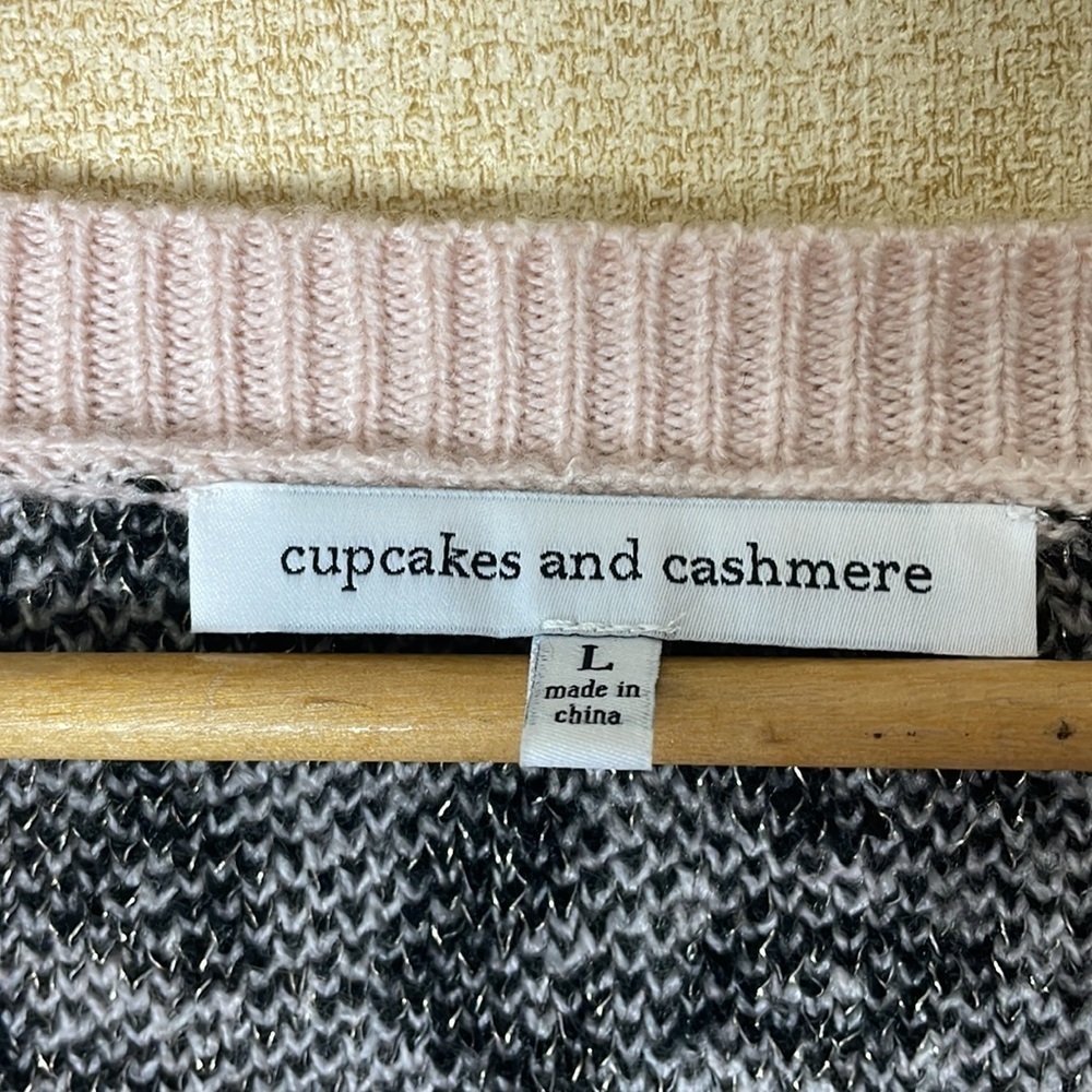 Cupcakes & Cashmere Leopard Print V-Neck Sweater Size Large - Picture 2 of 5